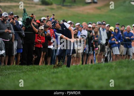 Pennsylvania, USA. Samstag, September 8, 2018: Justin Thomas Chip auf dem 16 Grün während der dritten Runde der BMW Championship an der Aronimink Golf Club in Newtown Square, Pennsylvania. Gregory Vasil/CSM Credit: Cal Sport Media/Alamy leben Nachrichten Stockfoto