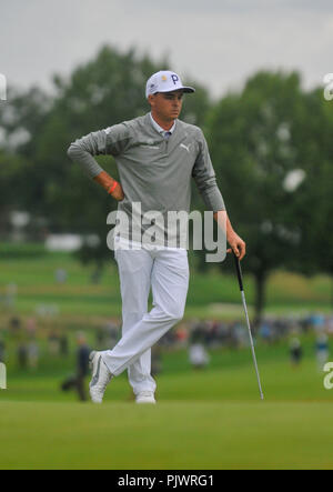 Pennsylvania, USA. Samstag, September 8, 2018: Rickie Fowler steht auf dem 16 Grün während der dritten Runde der BMW Championship an der Aronimink Golf Club in Newtown Square, Pennsylvania. Gregory Vasil/CSM Credit: Cal Sport Media/Alamy leben Nachrichten Stockfoto