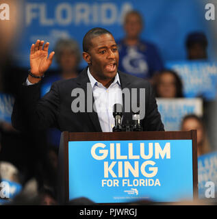 Florida, USA. 8. September 2018. Florida demokratische gubernatorial nominee Andrew Gillum spricht mit Anhänger bei einer Kundgebung in der Innenstadt von Orlando World Center am 8. September 2018. Wenn gewählt, Gillum würde Floridas erste afrikanische amerikanische Gouverneur geworden. (Paul Hennessy/Alamy) Credit: Paul Hennessy/Alamy leben Nachrichten Stockfoto