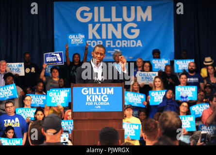 Florida, USA. 8. September 2018. Florida demokratische gubernatorial nominee Andrew Gillum spricht mit Anhänger bei einer Kundgebung in der Innenstadt von Orlando World Center am 8. September 2018. Wenn gewählt, Gillum würde Floridas erste afrikanische amerikanische Gouverneur geworden. (Paul Hennessy/Alamy) Credit: Paul Hennessy/Alamy leben Nachrichten Stockfoto