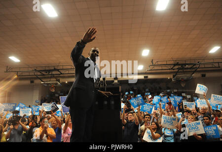 Florida, USA. 8. September 2018. Florida demokratische gubernatorial nominee Andrew Gillum spricht mit Anhänger bei einer Kundgebung in der Innenstadt von Orlando World Center am 8. September 2018. Wenn gewählt, Gillum würde Floridas erste afrikanische amerikanische Gouverneur geworden. (Paul Hennessy/Alamy) Credit: Paul Hennessy/Alamy leben Nachrichten Stockfoto