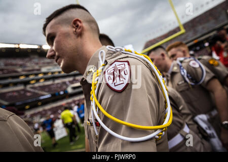 College Station, Texas, USA. 8. Sep 2018. Ein Fightin' Texas Aggie Bandmitglied grüßt die Texas A&M Aggies Fußballmannschaft vor der NCAA Football Spiel zwischen der Clemson Tiger und der Texas A&M Aggies am Kyle Feld in College Station, Texas. Prentice C. James/CSM/Alamy leben Nachrichten Stockfoto