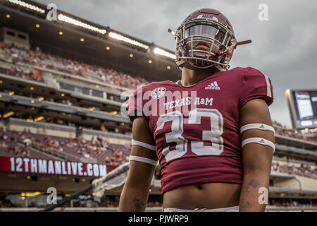 College Station, Texas, USA. 8. Sep 2018. Texas A&M Aggies defensive lineman Ondario Robinson (33) nimmt das Feld vor der NCAA Football Spiel zwischen der Clemson Tiger und der Texas A&M Aggies am Kyle Feld in College Station, Texas. Prentice C. James/CSM/Alamy leben Nachrichten Stockfoto