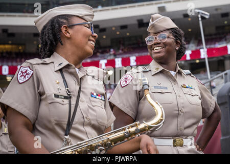 College Station, Texas, USA. 8. Sep 2018. Mitglieder der Fightin' Texas Aggie Band teilen lacht vor der NCAA Football Spiel zwischen der Clemson Tiger und der Texas A&M Aggies am Kyle Feld in College Station, Texas. Prentice C. James/CSM/Alamy leben Nachrichten Stockfoto