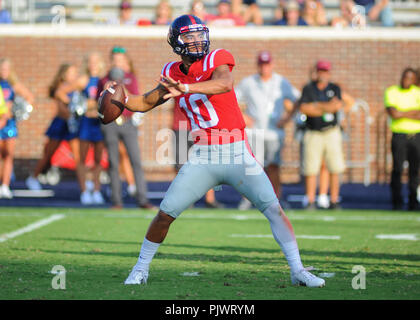 Oxford, MS, USA. 08 Sep, 2018. Ole Miss Rebels QB, Jordanien Ta'amu (10), Lasten bis während der NCAA DI Spiel an - Vaught Hemingway Stadium in Oxford, MS zu werfen. Ole Fräulein besiegt SIU, 76-41. Kevin Langley/CSM/Alamy leben Nachrichten Stockfoto
