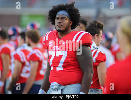 Oxford, MS, USA. 08 Sep, 2018. Ole Miss OL, Hamilton Hall (77), an der Seitenlinie während der NCAA DI Spiel an - Vaught Hemingway Stadium in Oxford, MS. Ole Fräulein besiegt SIU, 76-41. Kevin Langley/CSM/Alamy leben Nachrichten Stockfoto