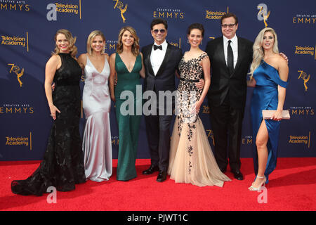 Los Angeles, Ca, USA. 8. Sep 2018. Andrea Barber, Candace Cameron-Bure, Lori Loughlin, John Stamos, Caitlin McHugh, Bob Saget und Kelly Rizzo am 2018 Creative Arts Emmy Awards auf der Microsoft Theatre L.A. Leben in Los Angeles, Kalifornien am 8. September 2018. Credit: Faye Sadou/Medien Punch/Alamy leben Nachrichten Stockfoto