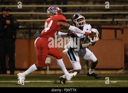 September 8, 2018 Maine schwarzen Bären wide receiver Hunter Smith (87) Die Fänge über Western Kentucky Hilltoppers Defensive zurück Roger Cray (24) Während ein NCAA Football Spiel zwischen der Maine schwarzen Bären und den WKU Hilltoppers an Houchens Industrien - L.t. Smith Stadion in Bowling Green Ky. Steve Roberts CSM Credit: Cal Sport Media/Alamy leben Nachrichten Stockfoto