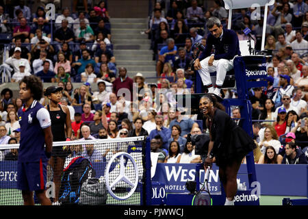 New York, USA. 8. September 2018. US Open Tennis: Serena Williams reagiert als der Stuhl-Schiedsrichter bestraft Ihr ein Spiel als Gegner Naomi Osaka Japan sieht auf dem US Open Frauen endgültig. Williams war ein Spiel bei 4-3 im abschließenden Satz, die Kontroverse, die für die match, die Osaka gewann schließlich 6-2, 6-4 hinzugefügt bestraft. Quelle: Adam Stoltman/Alamy leben Nachrichten Stockfoto