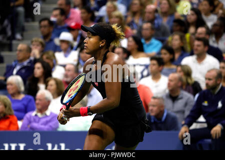 New York, USA. 8. September 2018. US Open Tennis: Naomi Osaka in Japan auf dem Weg zu Sieg über Serena Williams bei den US-Open für Frauen endgültig. Williams war ein Spiel bei 4-3 im abschließenden Satz, die Kontroverse, die für die match hinzugefügt bestraft. Quelle: Adam Stoltman/Alamy leben Nachrichten Stockfoto