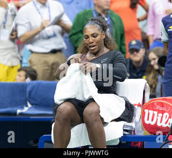 New York, USA. 8. September 2018. Serena Williams aus den USA reagiert, nachdem verlieren Frauen einzel Endrunde zu Naomi Osaka in Japan an USTA Billie Jean King National Tennis Center Credit: Lev radin/Alamy leben Nachrichten Stockfoto