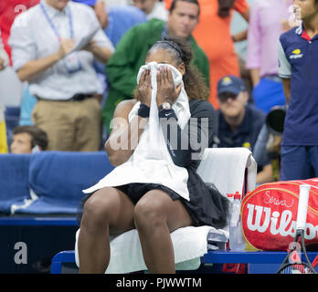 New York, USA. 8. September 2018. Serena Williams aus den USA reagiert, nachdem verlieren Frauen einzel Endrunde zu Naomi Osaka in Japan an USTA Billie Jean King National Tennis Center Credit: Lev radin/Alamy leben Nachrichten Stockfoto