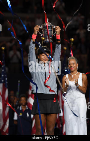 FLUSHING NY-SEPTEMBER 08: Naomi Osaka wirft mit der WM-Trophäe nach dem Sieg über Serena Williams im Finale der Frauen auf der Arthur Ashe Stadium am USTA Billie Jean King National Tennis Center am 8. September 2018 in Flushing Queens. *** Keine NY ZEITUNGEN *** Quelle: MPI04/MediaPunch Stockfoto