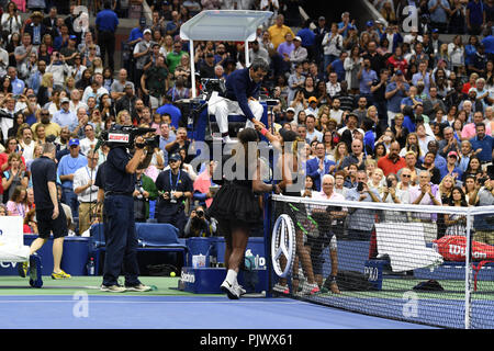 FLUSHING NY-SEPTEMBER 08: Serena Williams reagiert, nachdem ihr Match mit Naomi Osaka und Wörter durch Stuhl-Schiedsrichter Carlos Ramos während der Frauen Finale am Arthur Ashe Stadium am USTA Billie Jean King National Tennis Center am 8. September 2018 in Flushing Queens. *** Keine NY ZEITUNGEN *** Quelle: MPI04/MediaPunch Stockfoto