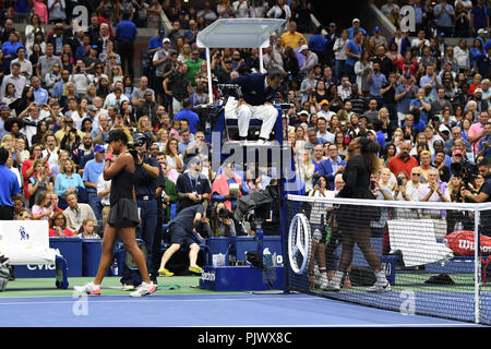 New York, USA. 8. September 2018. Serena Williams reagiert, nachdem ihr Match mit Naomi Osaka und Wörter durch Stuhl-Schiedsrichter Carlos Ramos während der Frauen Finale am Arthur Ashe Stadium am USTA Billie Jean King National Tennis Center am 8. September 2018 in Flushing Queens. *** Keine NY ZEITUNGEN *** Quelle: MPI04/Medien Punch/Alamy leben Nachrichten Stockfoto