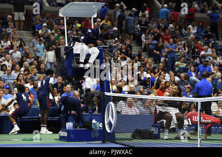 New York, USA. 8. September 2018. Serena Williams reagiert, nachdem ihr Match mit Naomi Osaka und Wörter durch Stuhl-Schiedsrichter Carlos Ramos während der Frauen Finale am Arthur Ashe Stadium am USTA Billie Jean King National Tennis Center am 8. September 2018 in Flushing Queens. *** Keine NY ZEITUNGEN *** Quelle: MPI04/Medien Punch/Alamy leben Nachrichten Stockfoto