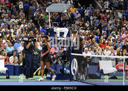 New York, USA. 8. September 2018. Serena Williams reagiert, nachdem ihr Match mit Naomi Osaka und Wörter durch Stuhl-Schiedsrichter Carlos Ramos während der Frauen Finale am Arthur Ashe Stadium am USTA Billie Jean King National Tennis Center am 8. September 2018 in Flushing Queens. *** Keine NY ZEITUNGEN *** Quelle: MPI04/Medien Punch/Alamy leben Nachrichten Stockfoto