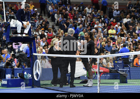 New York, USA. 8. September 2018. Serena Williams reagiert, nachdem ihr Match mit Naomi Osaka und Wörter durch Stuhl-Schiedsrichter Carlos Ramos während der Frauen Finale am Arthur Ashe Stadium am USTA Billie Jean King National Tennis Center am 8. September 2018 in Flushing Queens. *** Keine NY ZEITUNGEN *** Quelle: MPI04/Medien Punch/Alamy leben Nachrichten Stockfoto