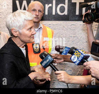New York, USA. 8. September 2018. Künstlerin Ann Hamilton spricht mit Medien während der wiedereröffnung WTC Cortland Street U-Bahn Station der Linie 1 nach 9/11 Terroranschlag zerstört, Station bietet neues Mosaik von der Künstlerin Ann Hamilton mit Zitaten von 1776 Erklärung der Unabhängigkeit & 1948 Allgemeine Erklärung der Menschenrechte der Vereinten Nationen Quelle: Lev radin/Alamy leben Nachrichten Stockfoto