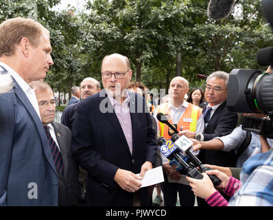 New York, USA. 8. September 2018. MTA-Vorsitzenden Josef Lhota spricht mit Medien während der wiedereröffnung WTC Cortland Street U-Bahn Station der Linie 1 nach 9/11 Terroranschlag zerstört, Station bietet neues Mosaik von der Künstlerin Ann Hamilton mit Zitaten von 1776 Erklärung der Unabhängigkeit & 1948 Allgemeine Erklärung der Menschenrechte der Vereinten Nationen Quelle: Lev radin/Alamy leben Nachrichten Stockfoto