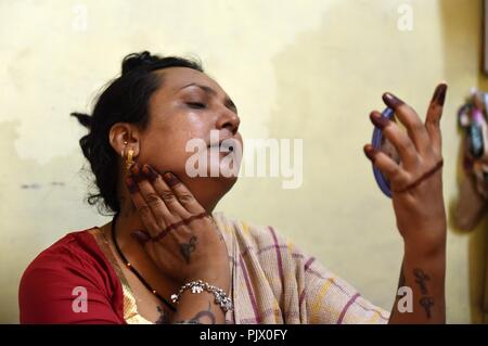 Allahabad, Uttar Pradesh, Indien. 9 Sep, 2018. Allahabad: Ein eunuch selbst machen in Allahabad am 09-09-2018. Credit: Prabhat Kumar Verma/ZUMA Draht/Alamy leben Nachrichten Stockfoto