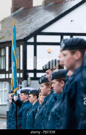 Bangor, Gwynedd, Wales 8. September 2018. Die RAF formal zeichnete die RAF 100 in Wales zu einem Abschluß mit einer großen Parade in Bangor, unter der Leitung von Raf Valley Station Commander Gruppe Captain Nick Tucker-Lowe und durch die lokalen Flieger Air Marshal Michael Aspley Guise, die von vielen Zuschauern im strömenden Regen beobachtet wurde überprüft. Quelle: Michael Gibson/Alamy leben Nachrichten Stockfoto