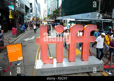 Toronto, Kanada. 8. September 2018. Die Atmosphäre in der King Street auf der 43 Toronto International Film Festival, tiff, bei Bell Lightbox in Toronto, Kanada, am 08. September 2018. | Verwendung der weltweiten Kredit: dpa Picture alliance/Alamy leben Nachrichten Stockfoto