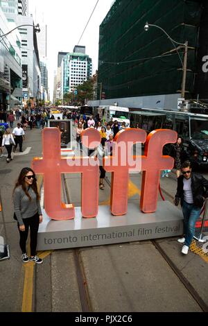 Toronto, Kanada. 8. September 2018. Die Atmosphäre in der King Street auf der 43 Toronto International Film Festival, tiff, bei Bell Lightbox in Toronto, Kanada, am 08. September 2018. | Verwendung der weltweiten Kredit: dpa Picture alliance/Alamy leben Nachrichten Stockfoto