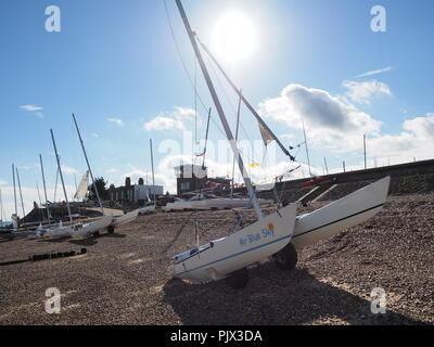 Sheerness, Kent, Großbritannien. 9 Sep, 2018. 60. Runde der Insel Sheppey Rasse: 62 Konkurrenten aus unter blauem Himmel und Sonnenschein für die 60. Runde der Insel Sheppey Rennen von der Insel Sheppey Sailing Club organisiert. Die 35-40 km im Uhrzeigersinn Umschiffung der Insel in der Mündung der Themse ist offen für Jollen, Katamarane und Surfbretter und Meer, Fluss & estuary Segeln mit Konkurrenten in ihrem Handwerk zu kentern unter dem Kingsferry Brücke zu erhalten. Credit: James Bell/Alamy leben Nachrichten Stockfoto