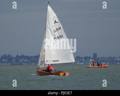 Sheerness, Kent, Großbritannien. Sept. 2018. 60. Runde des Rennen auf der Insel Sheppey: 62 Teilnehmer haben sich unter blauem Himmel und Sonnenschein für das 60. Rennen auf der Insel Sheppey, das vom Segelclub der Insel Sheppey veranstaltet wird, auf den Start gemacht. Ein Segeljolle der Albacore-Klasse. Kredit: James Bell/Alamy Live News Stockfoto