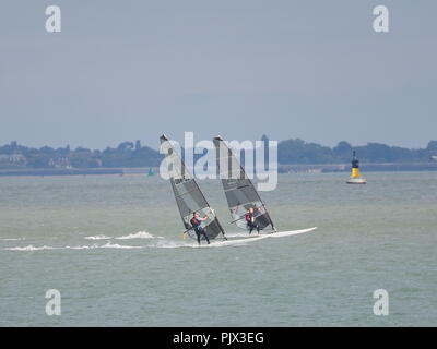 Sheerness, Kent, Großbritannien. 9 Sep, 2018. 60. Runde der Insel Sheppey Rasse: 62 Konkurrenten aus unter blauem Himmel und Sonnenschein für die 60. Runde der Insel Sheppey Rennen von der Insel Sheppey Sailing Club organisiert. Die 35-40 km im Uhrzeigersinn Umschiffung der Insel in der Mündung der Themse ist offen für Jollen, Katamarane und Surfbretter und Meer, Fluss & estuary Segeln mit Konkurrenten in ihrem Handwerk zu kentern unter dem Kingsferry Brücke zu erhalten. Credit: James Bell/Alamy leben Nachrichten Stockfoto