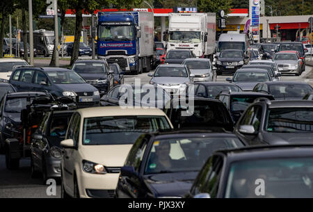 Hamburg, Deutschland. 09 Sep, 2018. 09.09.2018, Hamburg: Ein langer Stau hat über die Billhorner Brückenstraße, die Zufahrt zur Autobahn A1 gebildet. Baustellen den Verkehr in und um Hamburg erschweren. Quelle: Axel Heimken/dpa/Alamy leben Nachrichten Stockfoto