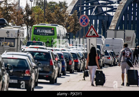 Hamburg, Deutschland. 09 Sep, 2018. 09.09.2018, Hamburg: Ein langer Stau hat über die Billhorner Brückenstraße, die Zufahrt zur Autobahn A1 gebildet. Baustellen den Verkehr in und um Hamburg erschweren. Quelle: Axel Heimken/dpa/Alamy leben Nachrichten Stockfoto