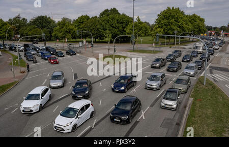 Hamburg, Deutschland. 09 Sep, 2018. 09.09.2018, Hamburg: Ein langer Stau hat über die Billhorner Brückenstraße, die Zufahrt zur Autobahn A1 gebildet. Baustellen den Verkehr in und um Hamburg erschweren. Quelle: Axel Heimken/dpa/Alamy leben Nachrichten Stockfoto