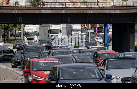 Hamburg, Deutschland. 09 Sep, 2018. 09.09.2018, Hamburg: Ein langer Stau hat über die Billhorner Brückenstraße, die Zufahrt zur Autobahn A1 gebildet. Baustellen den Verkehr in und um Hamburg erschweren. Quelle: Axel Heimken/dpa/Alamy leben Nachrichten Stockfoto