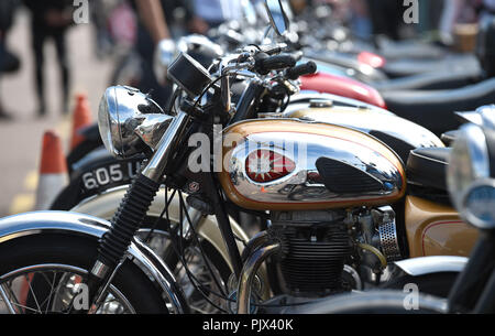 Brighton, UK. 9. September 2018. Tausende Biker und Rocker genießen Sie die jährlichen Ace Cafe Reunion Brighton Burn up und Fahrt mit der Wippe Veranstaltung an einem heißen sonnigen Tag an der Südküste. Jedes Jahr tausende Biker Fahrt von der berühmten Ace Cafe in London nach Madeira fahren Sie auf der Strandpromenade entfernt, wo Sie einen Tag der Musik und Nostalgie Foto von Simon Dack Kredit genommen genießen: Simon Dack/Alamy leben Nachrichten Stockfoto