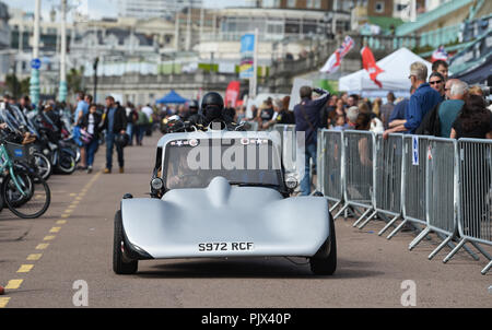 Brighton, UK. 9. September 2018. Ein besonderes Fahrzeug kommt an der jährlichen Ace Cafe Reunion Brighton Burn up und Fahrt mit der Wippe Veranstaltung an einem heißen sonnigen Tag an der Südküste. Jedes Jahr tausende Biker Fahrt von der berühmten Ace Cafe in London nach Madeira fahren Sie auf der Strandpromenade entfernt, wo Sie einen Tag der Musik und Nostalgie Foto von Simon Dack Kredit genommen genießen: Simon Dack/Alamy leben Nachrichten Stockfoto