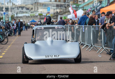 Brighton, UK. 9. September 2018. Ein besonderes Fahrzeug kommt an der jährlichen Ace Cafe Reunion Brighton Burn up und Fahrt mit der Wippe Veranstaltung an einem heißen sonnigen Tag an der Südküste. Jedes Jahr tausende Biker Fahrt von der berühmten Ace Cafe in London nach Madeira fahren Sie auf der Strandpromenade entfernt, wo Sie einen Tag der Musik und Nostalgie Foto von Simon Dack Kredit genommen genießen: Simon Dack/Alamy leben Nachrichten Stockfoto