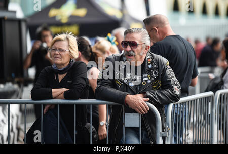 Brighton, UK. 9. September 2018. Tausende Biker und Rocker genießen Sie die jährlichen Ace Cafe Reunion Brighton Burn up und Fahrt mit der Wippe Veranstaltung an einem heißen sonnigen Tag an der Südküste. Jedes Jahr tausende Biker Fahrt von der berühmten Ace Cafe in London nach Madeira fahren Sie auf der Strandpromenade entfernt, wo Sie einen Tag der Musik und Nostalgie Foto von Simon Dack Kredit genommen genießen: Simon Dack/Alamy leben Nachrichten Stockfoto