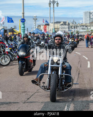 Brighton, UK. 9. September 2018. Tausende Biker und Rocker genießen Sie die jährlichen Ace Cafe Reunion Brighton Burn up und Fahrt mit der Wippe Veranstaltung an einem heißen sonnigen Tag an der Südküste. Jedes Jahr tausende Biker Fahrt von der berühmten Ace Cafe in London nach Madeira fahren Sie auf der Strandpromenade entfernt, wo Sie einen Tag der Musik und Nostalgie Foto von Simon Dack Kredit genommen genießen: Simon Dack/Alamy leben Nachrichten Stockfoto