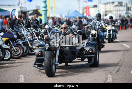 Brighton, UK. 9. September 2018. Tausende Biker und Rocker genießen Sie die jährlichen Ace Cafe Reunion Brighton Burn up und Fahrt mit der Wippe Veranstaltung an einem heißen sonnigen Tag an der Südküste. Jedes Jahr tausende Biker Fahrt von der berühmten Ace Cafe in London nach Madeira fahren Sie auf der Strandpromenade entfernt, wo Sie einen Tag der Musik und Nostalgie Foto von Simon Dack Kredit genommen genießen: Simon Dack/Alamy leben Nachrichten Stockfoto