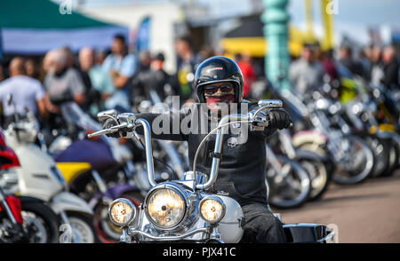 Brighton, UK. 9. September 2018. Tausende Biker und Rocker genießen Sie die jährlichen Ace Cafe Reunion Brighton Burn up und Fahrt mit der Wippe Veranstaltung an einem heißen sonnigen Tag an der Südküste. Jedes Jahr tausende Biker Fahrt von der berühmten Ace Cafe in London nach Madeira fahren Sie auf der Strandpromenade entfernt, wo Sie einen Tag der Musik und Nostalgie Foto von Simon Dack Kredit genommen genießen: Simon Dack/Alamy leben Nachrichten Stockfoto