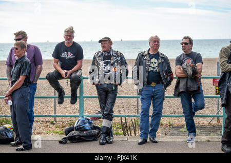 Brighton, UK. 9. September 2018. Tausende Biker und Rocker genießen Sie die jährlichen Ace Cafe Reunion Brighton Burn up und Fahrt mit der Wippe Veranstaltung an einem heißen sonnigen Tag an der Südküste. Jedes Jahr tausende Biker Fahrt von der berühmten Ace Cafe in London nach Madeira fahren Sie auf der Strandpromenade entfernt, wo Sie einen Tag der Musik und Nostalgie Foto von Simon Dack Kredit genommen genießen: Simon Dack/Alamy leben Nachrichten Stockfoto