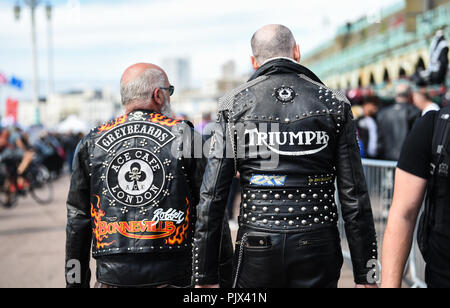 Brighton, UK. 9. September 2018. Tausende Biker und Rocker genießen Sie die jährlichen Ace Cafe Reunion Brighton Burn up und Fahrt mit der Wippe Veranstaltung an einem heißen sonnigen Tag an der Südküste. Jedes Jahr tausende Biker Fahrt von der berühmten Ace Cafe in London nach Madeira fahren Sie auf der Strandpromenade entfernt, wo Sie einen Tag der Musik und Nostalgie Foto von Simon Dack Kredit genommen genießen: Simon Dack/Alamy leben Nachrichten Stockfoto