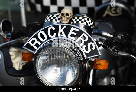 Brighton, UK. 9. September 2018. Tausende Biker und Rocker genießen Sie die jährlichen Ace Cafe Reunion Brighton Burn up und Fahrt mit der Wippe Veranstaltung an einem heißen sonnigen Tag an der Südküste. Jedes Jahr tausende Biker Fahrt von der berühmten Ace Cafe in London nach Madeira fahren Sie auf der Strandpromenade entfernt, wo Sie einen Tag der Musik und Nostalgie Foto von Simon Dack Kredit genommen genießen: Simon Dack/Alamy leben Nachrichten Stockfoto