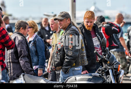 Brighton, UK. 9. September 2018. Tausende Biker und Rocker genießen Sie die jährlichen Ace Cafe Reunion Brighton Burn up und Fahrt mit der Wippe Veranstaltung an einem heißen sonnigen Tag an der Südküste. Jedes Jahr tausende Biker Fahrt von der berühmten Ace Cafe in London nach Madeira fahren Sie auf der Strandpromenade entfernt, wo Sie einen Tag der Musik und Nostalgie Foto von Simon Dack Kredit genommen genießen: Simon Dack/Alamy leben Nachrichten Stockfoto