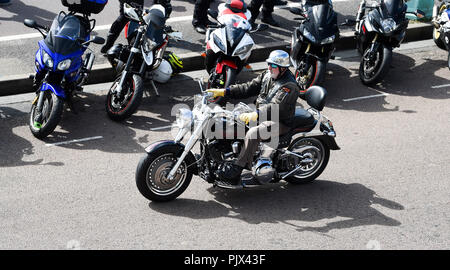 Brighton, UK. 9. September 2018. Tausende Biker und Rocker genießen Sie die jährlichen Ace Cafe Reunion Brighton Burn up und Fahrt mit der Wippe Veranstaltung an einem heißen sonnigen Tag an der Südküste. Jedes Jahr tausende Biker Fahrt von der berühmten Ace Cafe in London nach Madeira fahren Sie auf der Strandpromenade entfernt, wo Sie einen Tag der Musik und Nostalgie Foto von Simon Dack Kredit genommen genießen: Simon Dack/Alamy leben Nachrichten Stockfoto