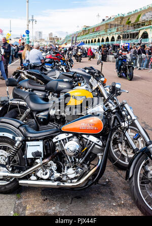 Brighton, UK. 9. September 2018. Tausende Biker und Rocker genießen Sie die jährlichen Ace Cafe Reunion Brighton Burn up und Fahrt mit der Wippe Veranstaltung an einem heißen sonnigen Tag an der Südküste. Jedes Jahr tausende Biker Fahrt von der berühmten Ace Cafe in London nach Madeira fahren Sie auf der Strandpromenade entfernt, wo Sie einen Tag der Musik und Nostalgie Foto von Simon Dack Kredit genommen genießen: Simon Dack/Alamy leben Nachrichten Stockfoto