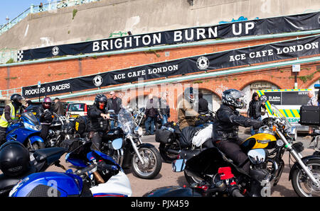 Brighton, UK. 9. September 2018. Tausende Biker und Rocker genießen Sie die jährlichen Ace Cafe Reunion Brighton Burn up und Fahrt mit der Wippe Veranstaltung an einem heißen sonnigen Tag an der Südküste. Jedes Jahr tausende Biker Fahrt von der berühmten Ace Cafe in London nach Madeira fahren Sie auf der Strandpromenade entfernt, wo Sie einen Tag der Musik und Nostalgie Foto von Simon Dack Kredit genommen genießen: Simon Dack/Alamy leben Nachrichten Stockfoto