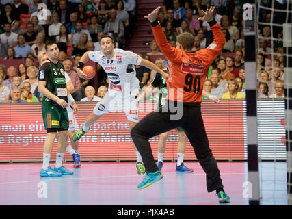 Hannover, Deutschland. 09 Sep, 2018. 09.09.2018, Niedersachsen, Hannover: Handball, Bundesliga, der TSV Hannover-Burgdorf - TSV GWD Minden, 4. Spieltag bei Swiss Life Hall: mindens Lukas Zvizey setzt Torschütze Urban Lesjak gegen Hannover. Credit: Julian Stratenschulte/dpa/Alamy leben Nachrichten Stockfoto